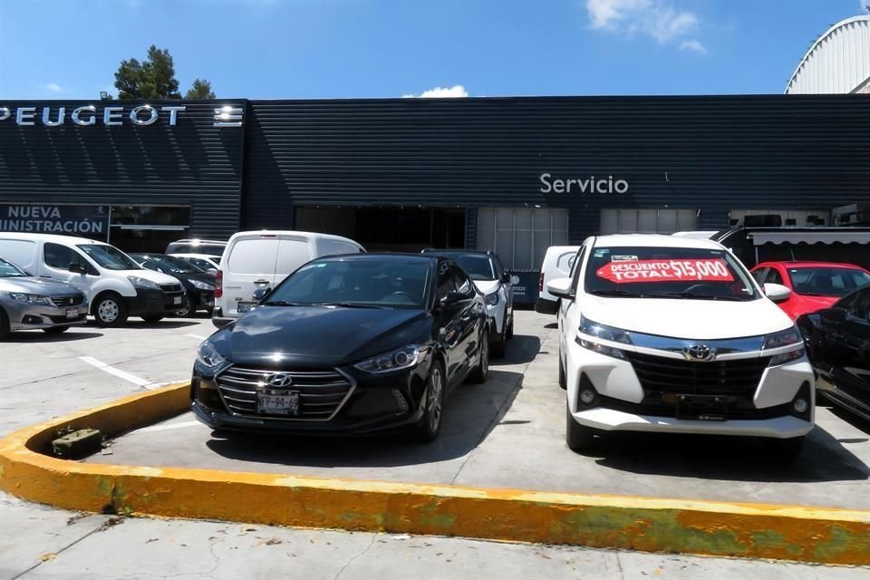 Perspectivas de S&P sobre el sector del automóvil son más conservadoras por las dificultades que atraviesan los posibles compradores y por los altos precios de coches híbridos y eléctricos.