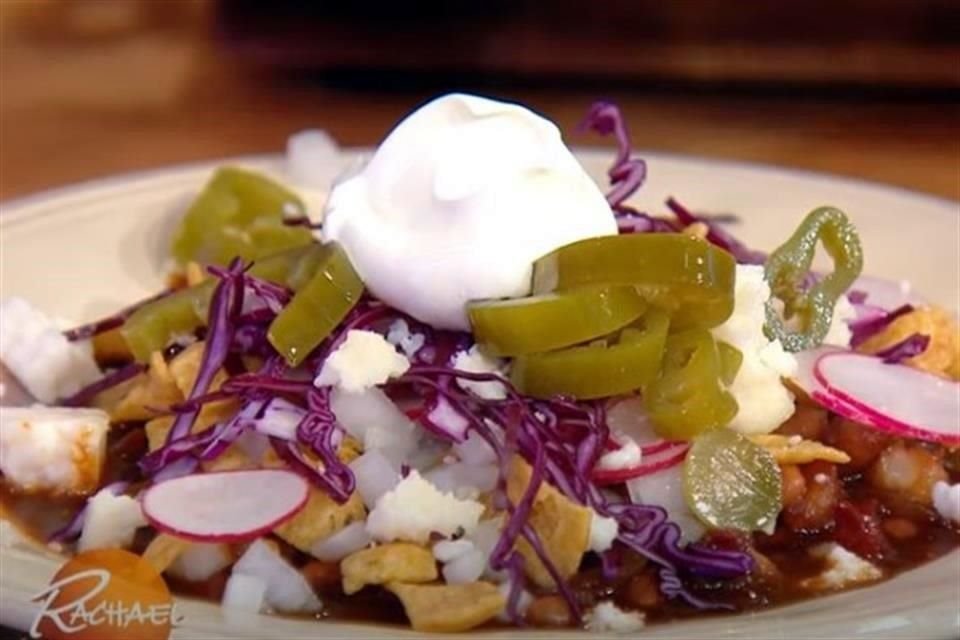 Jalapeños, crema, queso y frituras son las sugerencias de la cocinera para terminar el plato.