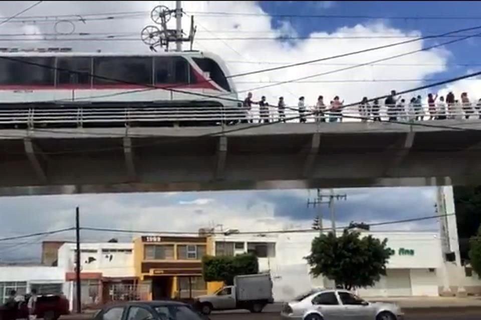 Al quedar varado un vagón, los pasajeros tuvieron que bajar y caminar por el andén de emergencia en el viaducto elevado hasta la estación más cercana.