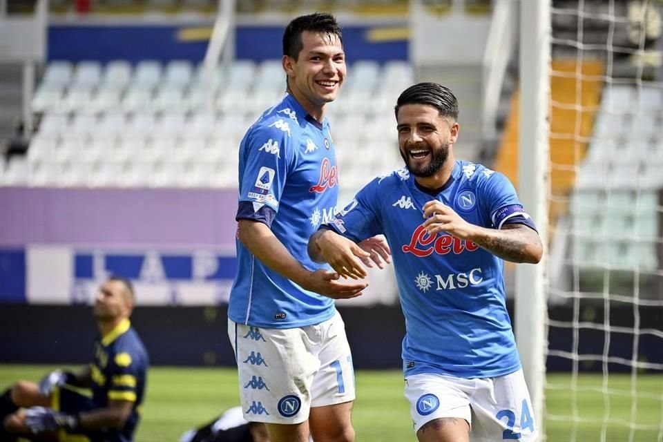 Lorenzo Insigne celebra con el mexicano Hirving Lozano el segundo tanto del conjunto napolitano.