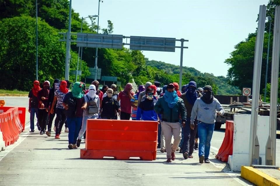 Jóvenes encapuchados en la caseta de La Venta.