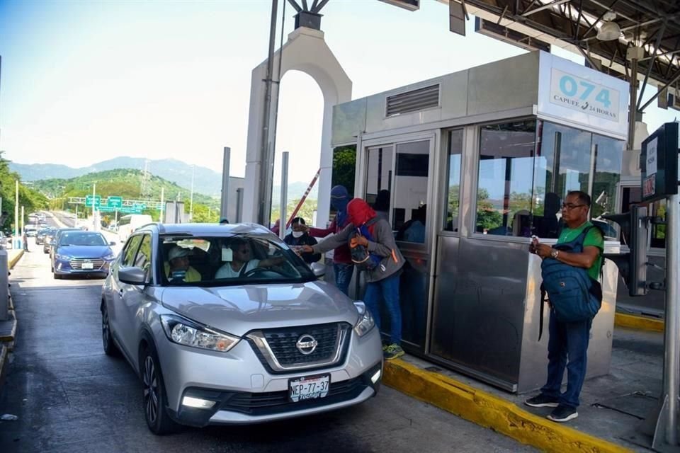 Los jóvenes pidieron a los conductores una cooperación de 50 pesos.