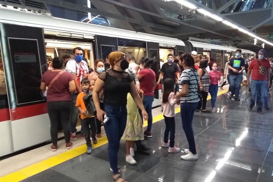 En el Centro tapatío, las estaciones lucían a reventar y había decenas de niños.