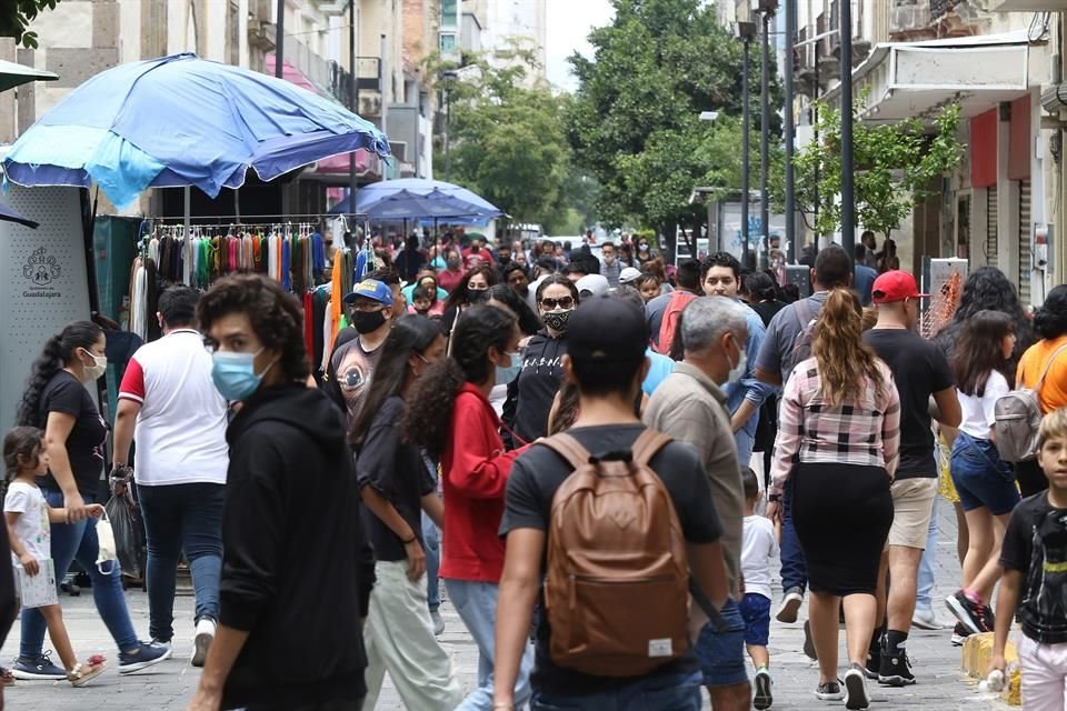 La recomendación de permanecer en casa y no salir en grupo o con menores, fue ignorada por miles de personas en el Centro tapatío.