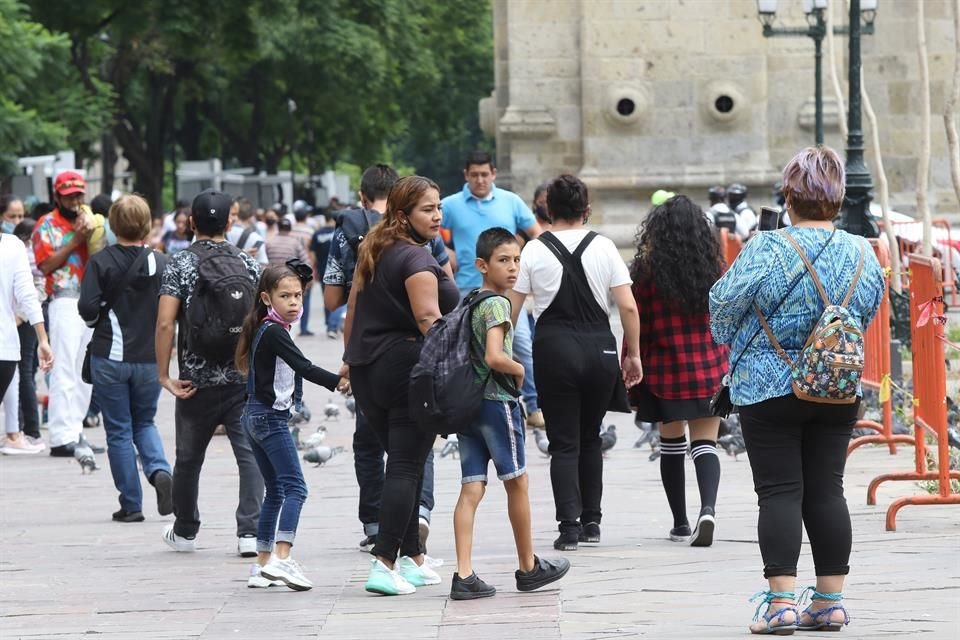 Las filas para tomar camiones también estaban saturadas, como ocurrió a la altura del Templo de San Francisco.