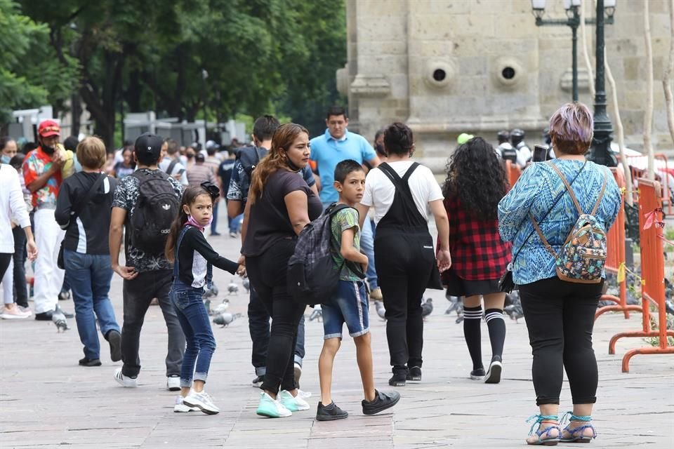 Las filas para tomar camiones también estaban saturadas, como ocurrió a la altura del Templo de San Francisco.