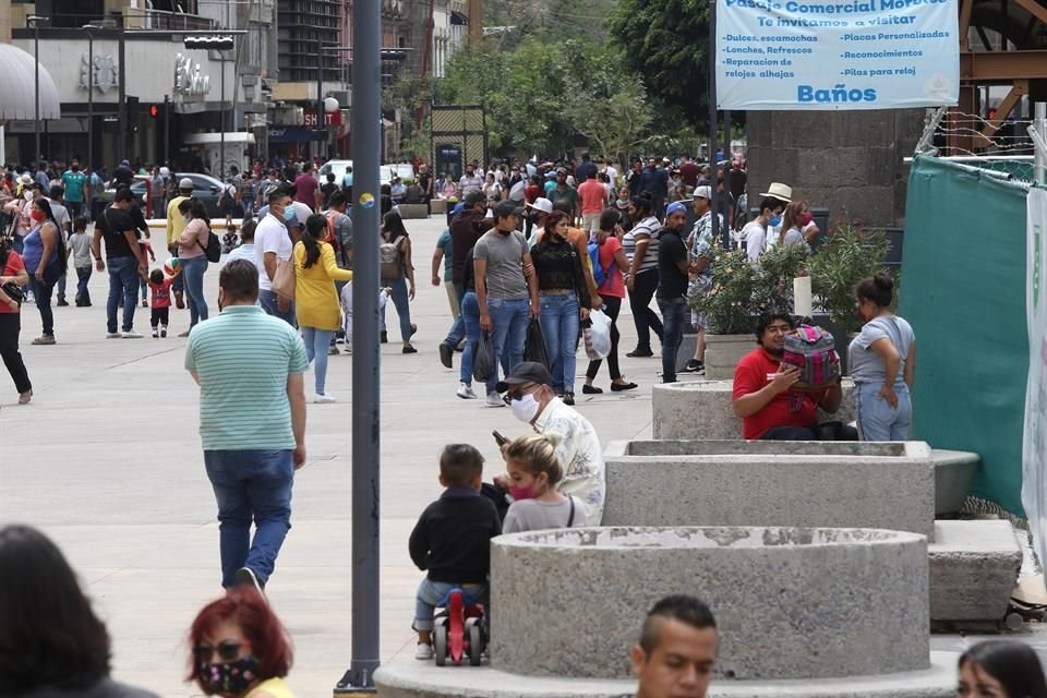 Como ha ocurrido antes, no todos los paseantes portaban cubrebocas, o estaban usándolo tan mal, que equivalió a no llevarlo.