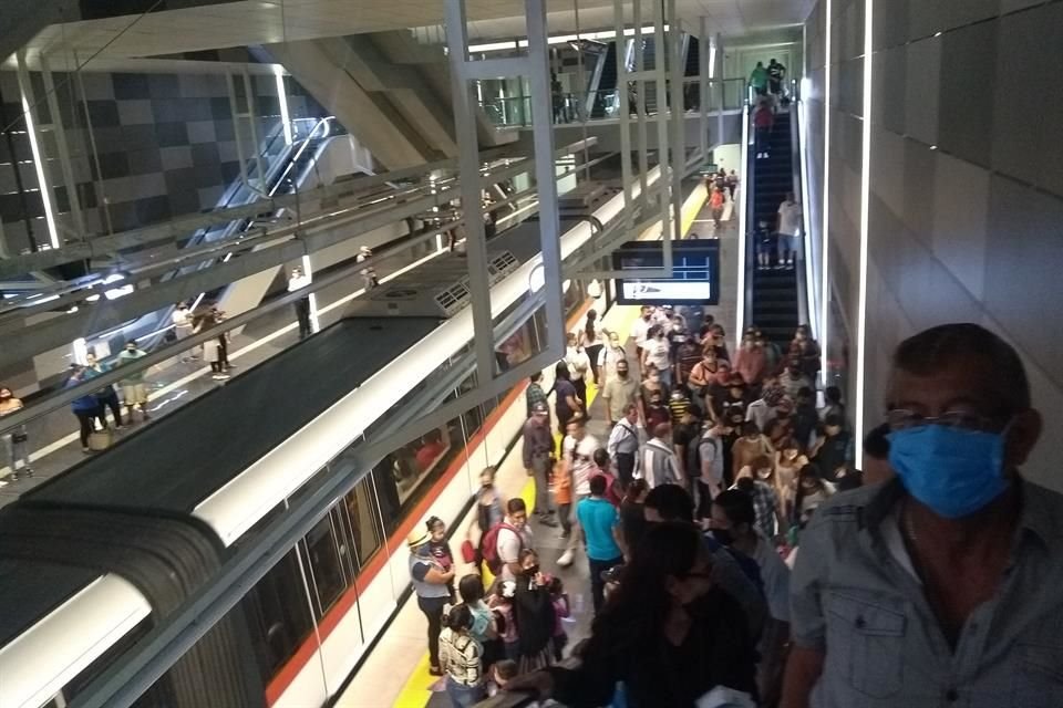 Mucha paciencia necesitaron los usuarios para avanzar por los pasillos y las escaleras.