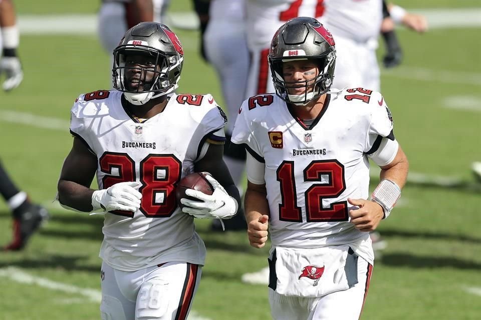 Fournette y Brady guiaron a los Bucaneros a su primer triunfo de la campaña.