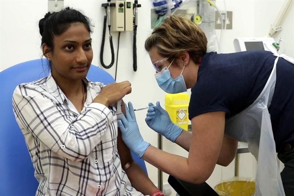 Personal médico en Oxford administra la vacuna a una participante en los ensayos clínicos contra el Covid-19.