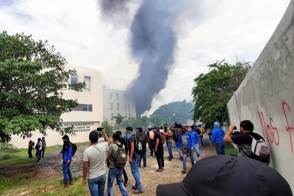 Tras el ataque, los estudiantes se retiraron a bordo de autobuses.