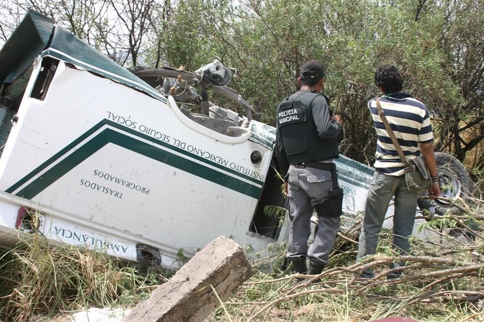 Hace unos años, cuando una ambulancia del IMSS trasladaba a tres pacientes y se dirigía a una clínica ubicada en Jocotepec todo salió mal.