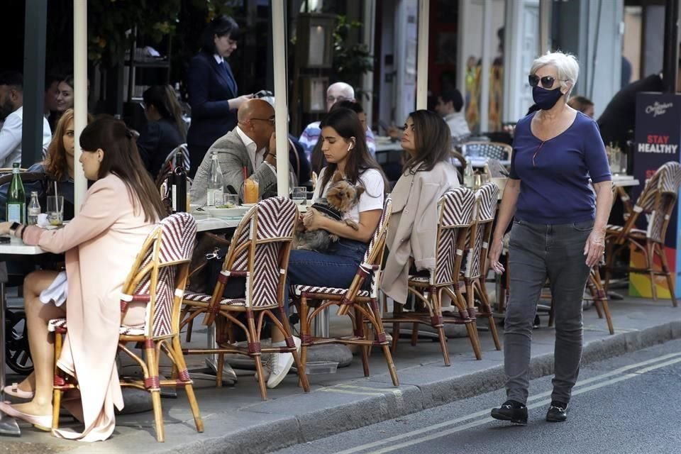 Pubs y restaurantes de Inglaterra cerrarán a las 22:00 horas y se animará a quienes pueden trabajar desde casa a que lo hagan.