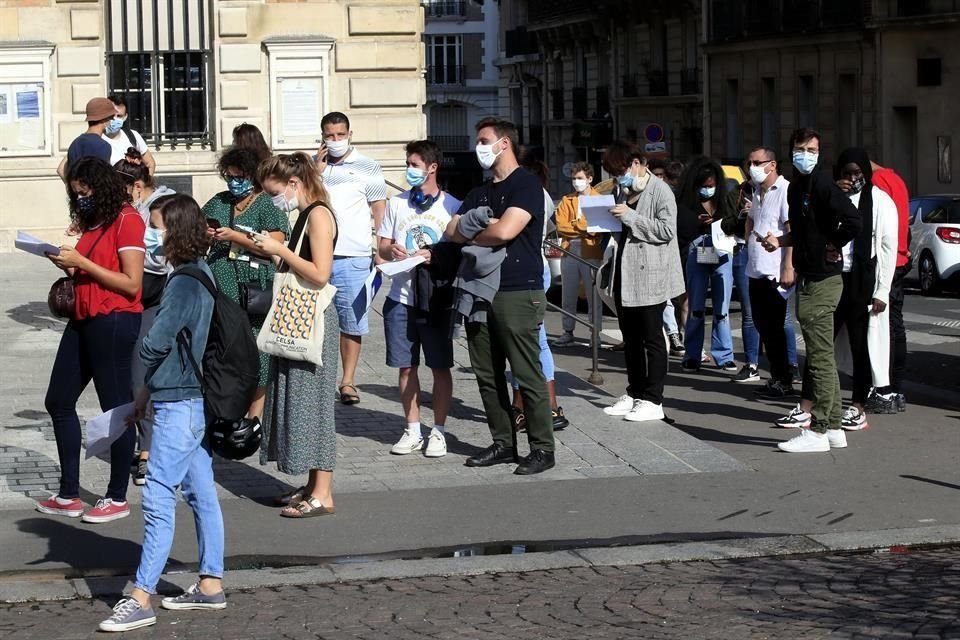 La reuniones privadas quedaron suspendidas en Lyon y no se puede superar concentración de 10 personas en espacios públicos.