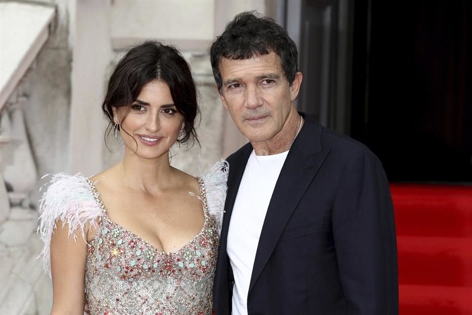 Penelope Cruz y Antonio Banderas protagonizan el filme 'Competencia Oficial', que retomará sus filmaciones tras una pausa por la pandemia.