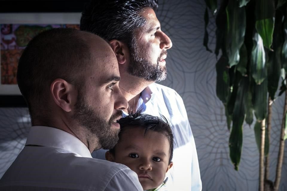 Para que puedan adoptar, deberán tener al menos 15 años más que el menor.