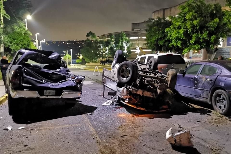 Un hombre alcoholizado volcó frente a una base de policías, chocando sus autos, y luego se puso agresivo contra ellos.