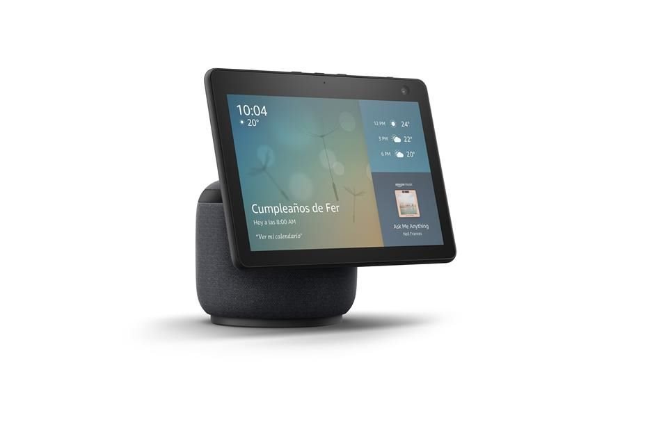 El Echo Show 10 gira para seguir el movimiento del usuario.