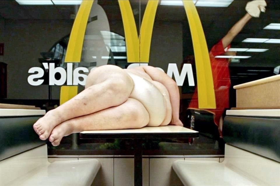 La exposición 'Líneas rojas' presenta de Okón el video 'Freedom fries' censurado en 2014 en una galería londinense.