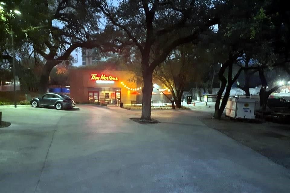 Tres ladrones llegaron a la cafetería Tim Hortons, dentro del espacio Pletórico, donde sometieron a clientes y empleados apuntándoles con armas, para apoderarse del dinero de la caja.