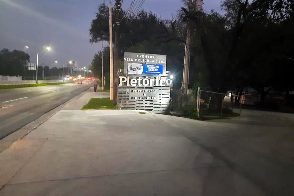 Tres ladrones llegaron a la cafetería Tim Hortons, dentro del espacio Pletórico, donde sometieron a clientes y empleados apuntándoles con armas, para apoderarse del dinero de la caja.