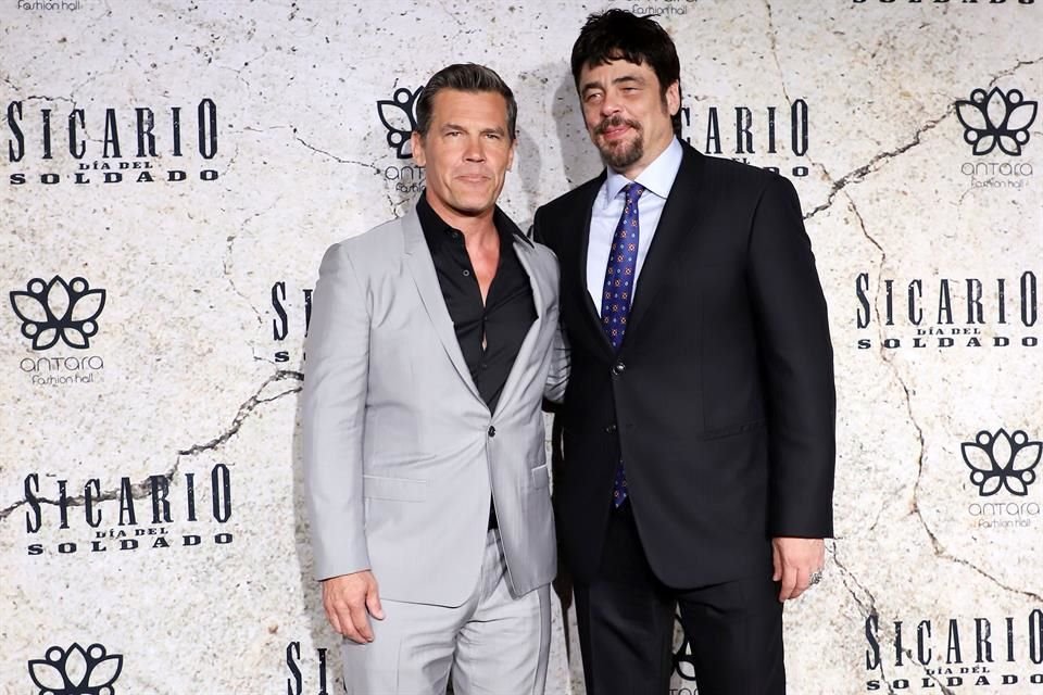 Josh Brolyn y Benicio del Toro asistieron a la alfombra roja de 'Sicario: Día del Soldado', en Polanco.