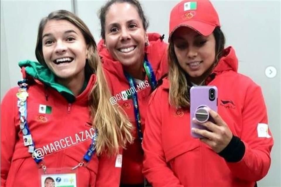 Marcela Zacarías, Giuliana Olmos y Renata Zarazúa en una representación nacional.