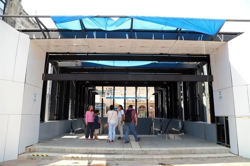 En el ingreso de la estación Centro se colocaron lonas para evitar que entrara el agua.