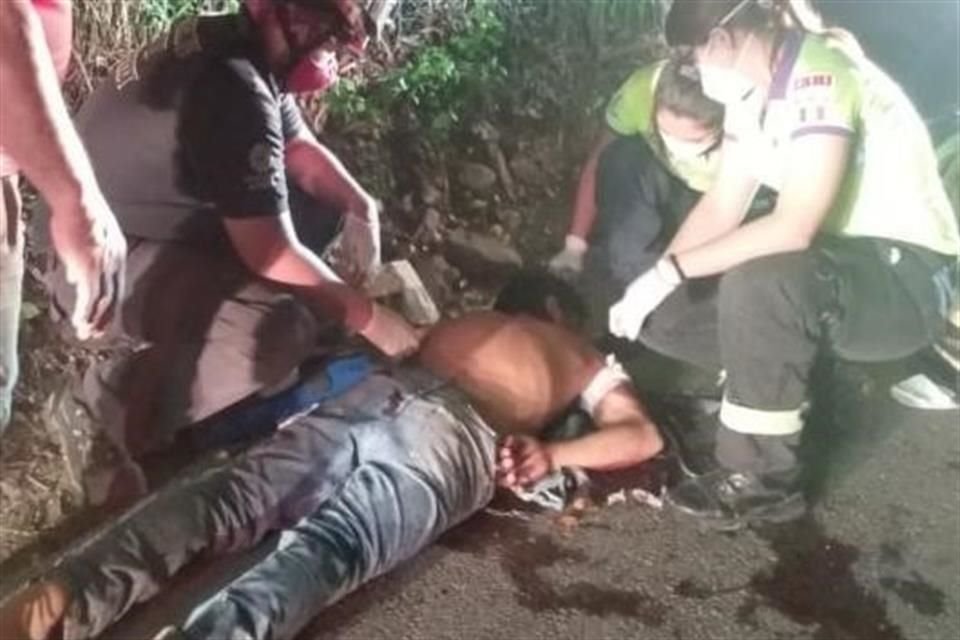 Los efectivos son acusados de participar en el asesinato de 2 albañiles.