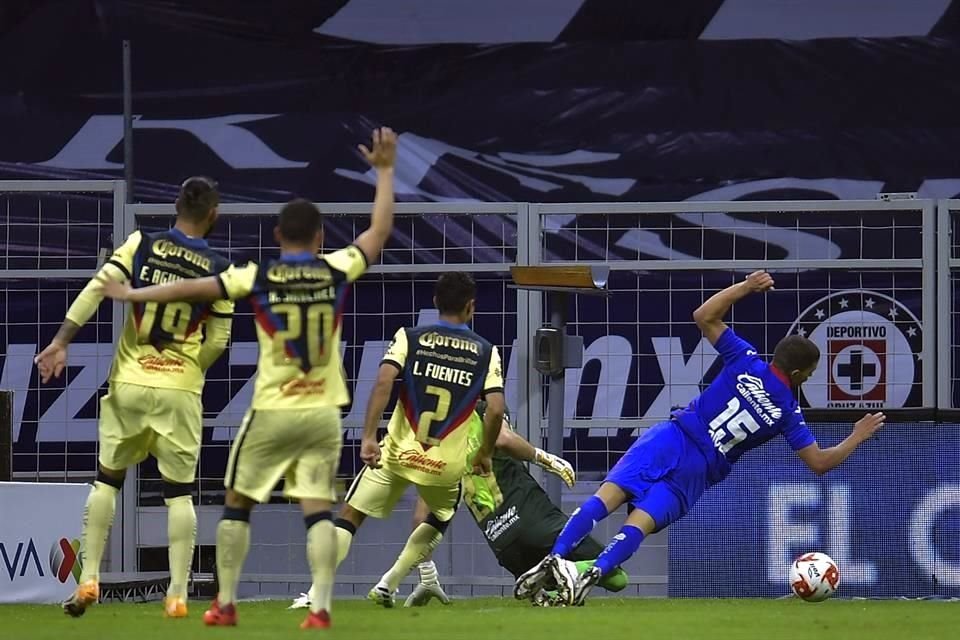 Las jugadas polémicas no faltaron en el partido.