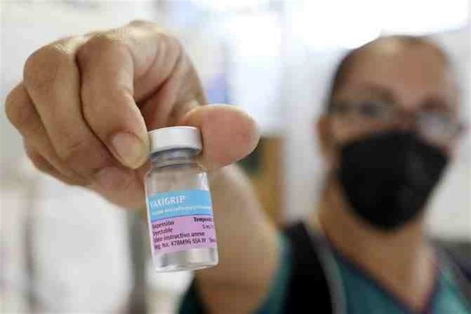 En la Ciudad de México ya se ha vacunado a casi medio millón de personas contra la influenza y se espera un tercer lote de inyecciones, informó la titular de Salud.