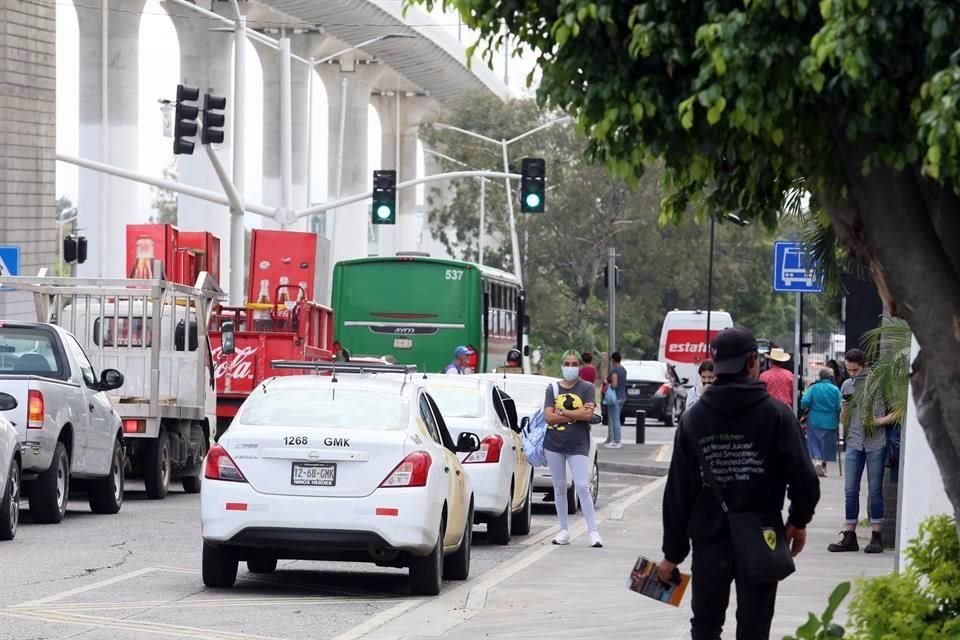 A sus anchas... Algunos taxis esperan a su clientela estacionados sobre el carril para ascenso y descenso de los autobuses, lo que está prohibido.