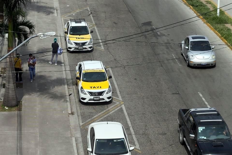 Pese a ameritar sanción, laPolicía Vial no realiza operativo contra los taxis que se estacionan donde no deben, afirman vecinos.