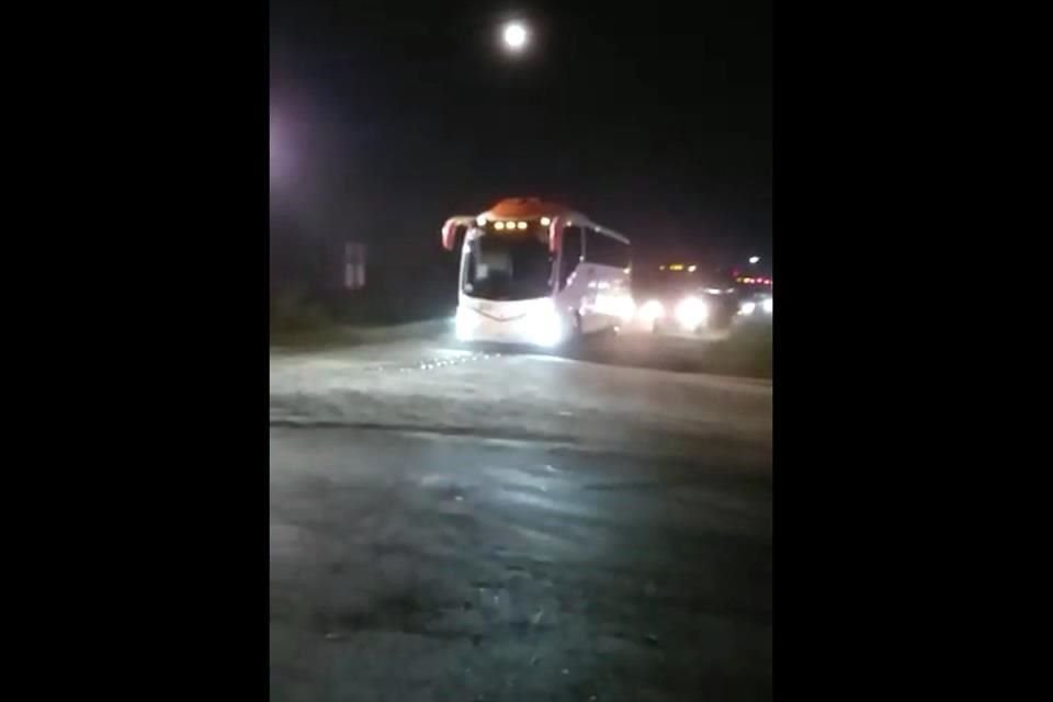 En el traslado fueron utilizados camiones turísticos y camionetas de la Guardia Nacional.