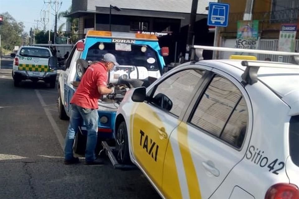 A taxistas que hacían sitio en la estación Arcos Zapopan de la Línea 3 les 'cayó la ley'; se levantaron 14 folios.