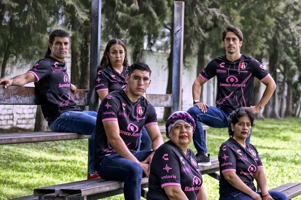 Rojinegros posaron con mujeres que padecieron y sobrevivieron al cáncer de mama.