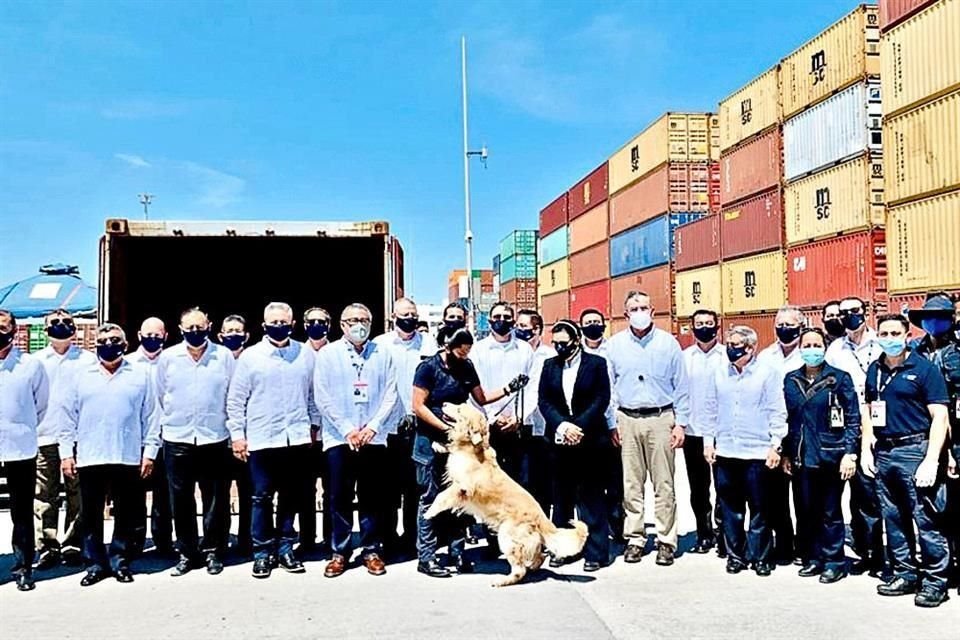 Ayer el Administrador General de Aduanas, Horacio Duarte, encabezó en Veracruz la ceremonia de nombramientos de los nuevos administradores de las 17 aduanas marítimas.