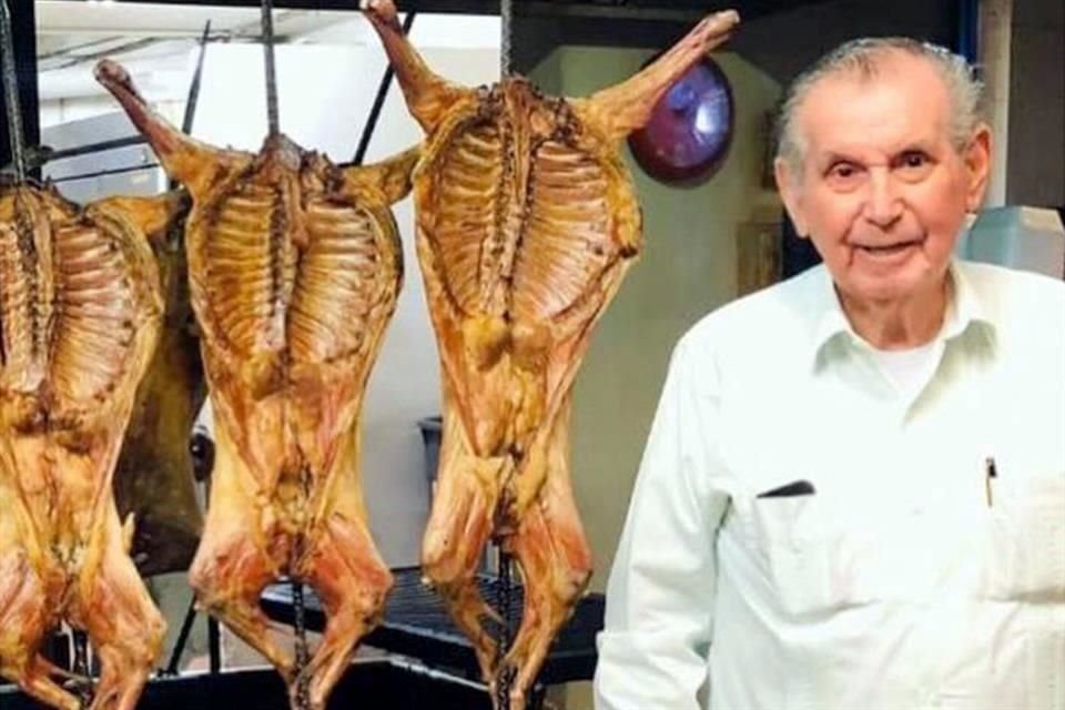 Don Rogelio Arrambide Chapa en el Restaurante El Pastor.