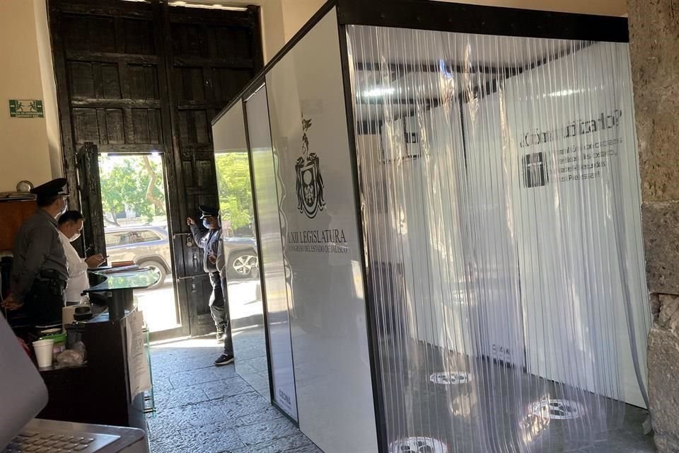 Considerando que el dispositivo fue instalado a mediados de junio, se han erogado al menos 100 mil 920 pesos en tres mesas de renta.