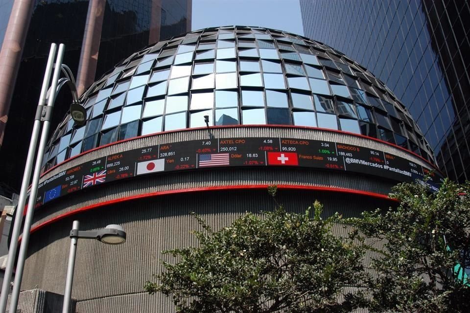 BMV perdió el nivel de 50 mil puntos tras el desplome de las acciones de grupos aeroportuarios.