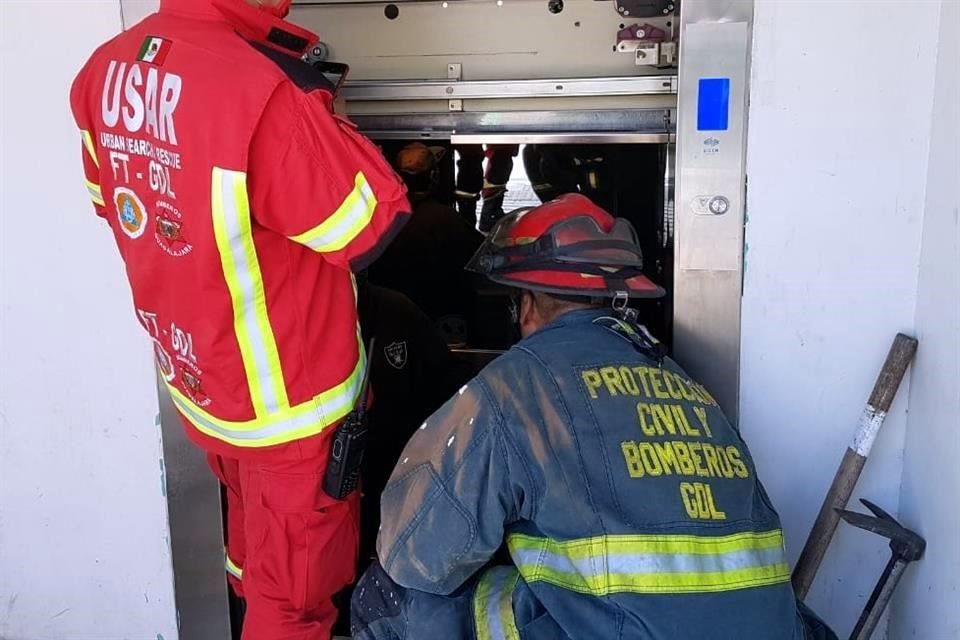 Las víctimas permanecieron atrapadas por 20 minutos en el elevador.