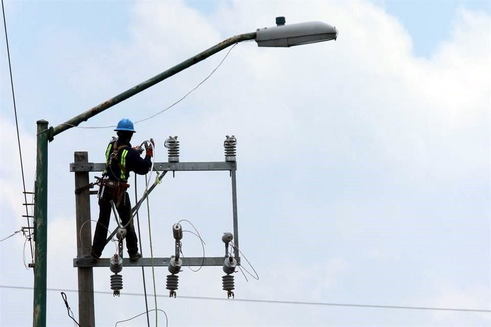 Los organismos hacen un llamado al Gobierno para restaurar la estabilidad política del sector de las energías renovables.