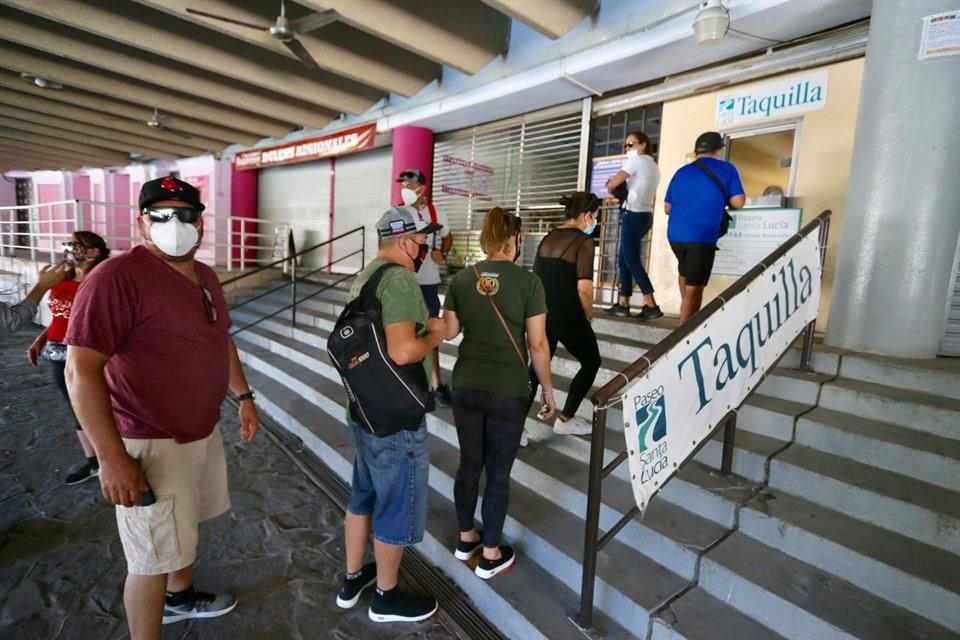 Apenas se reactivó, hubo gente que paseó en las lanchas.