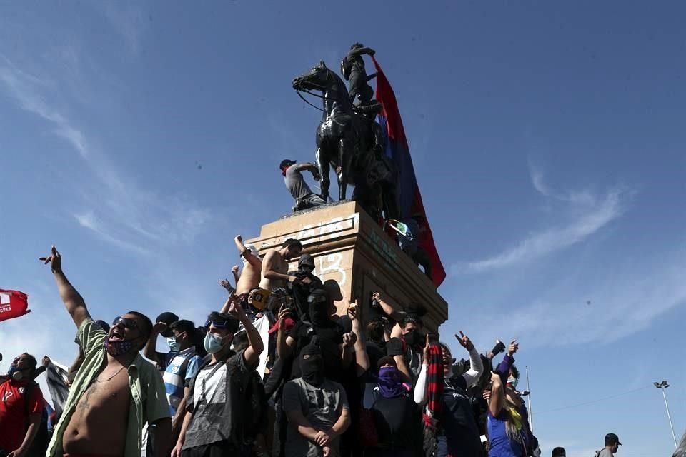 Los manfiestantes, reunidos en la Plaza Italia, al centro de la capital chilena, empuñaron carteles con frases como 'no se cayó, lo lanzaron', en referencia a lo ocurrido al joven.