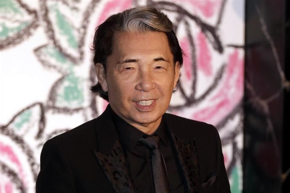 El diseñador japonés Kenzo Takada, fundador de la firma Kenzo, murió hoy a los 81 años por una complicación tras haber contraído Covid-19.