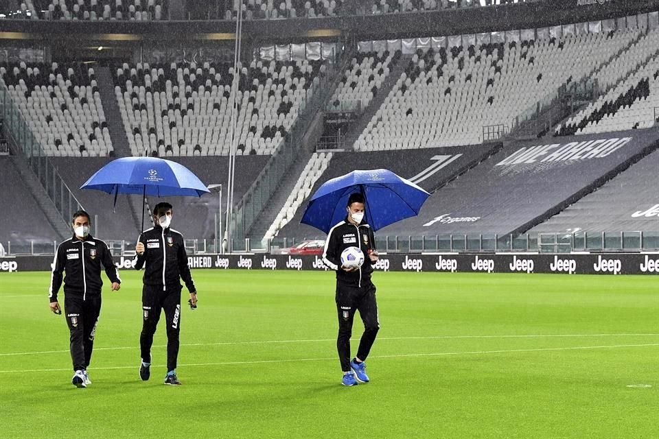 El central Daniele Doveri cumplió con el protocolo de salir a la cancha.