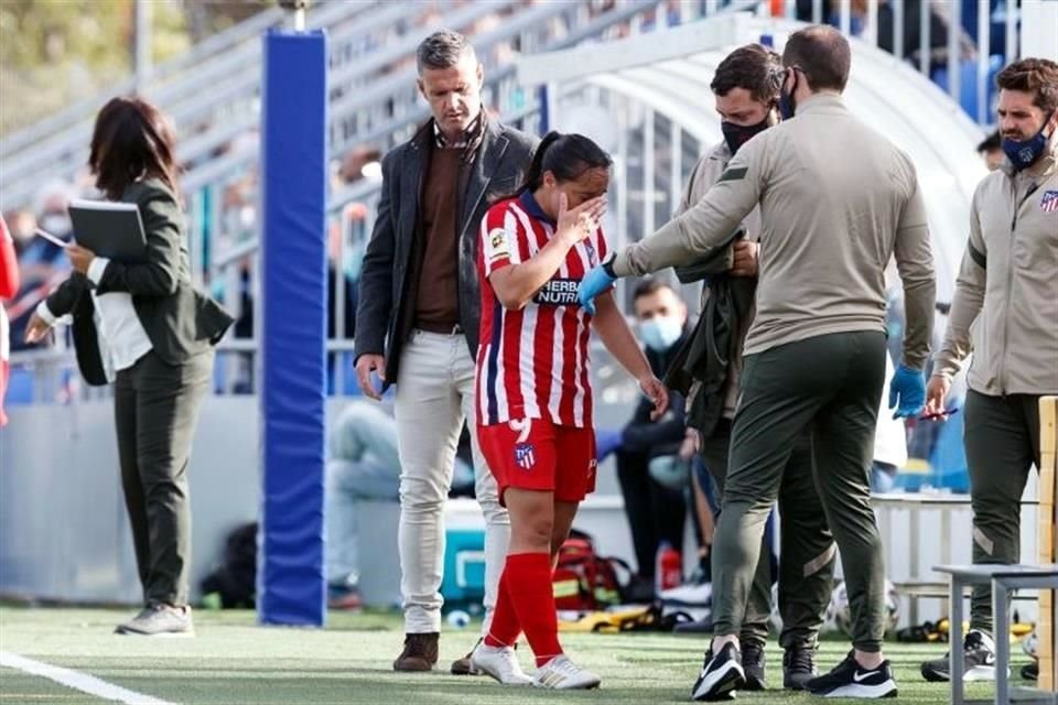 La delantera mexicana salió llorando del terreno de juego.