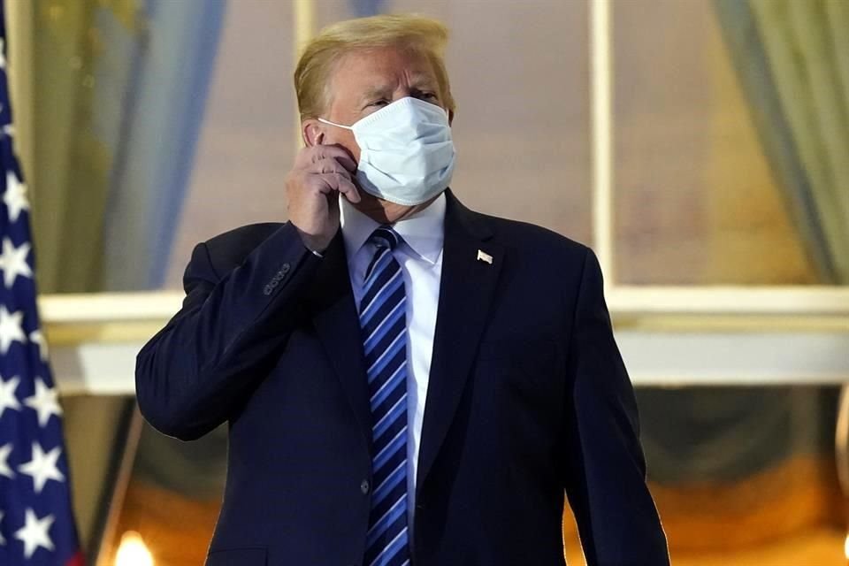 Trump se remueve la mascarilla para dar un mensaje desde la Casa Blanca el lunes.