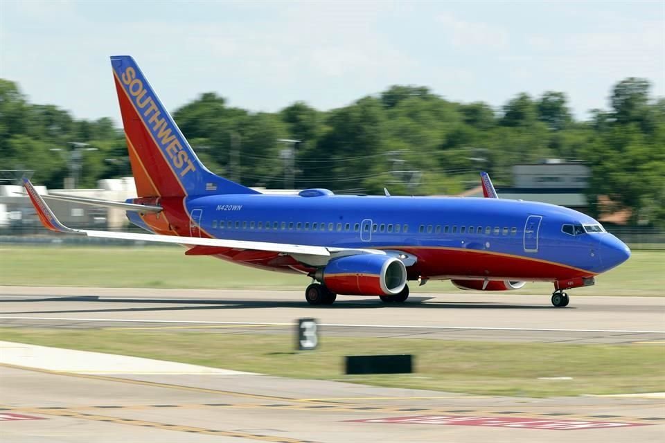 El CEO de Southwest, Gary Kelly, dijo que los empleados cuyos contratos no están cubiertos por acuerdos sindicales verán su sueldo recortado un 10 por ciento.