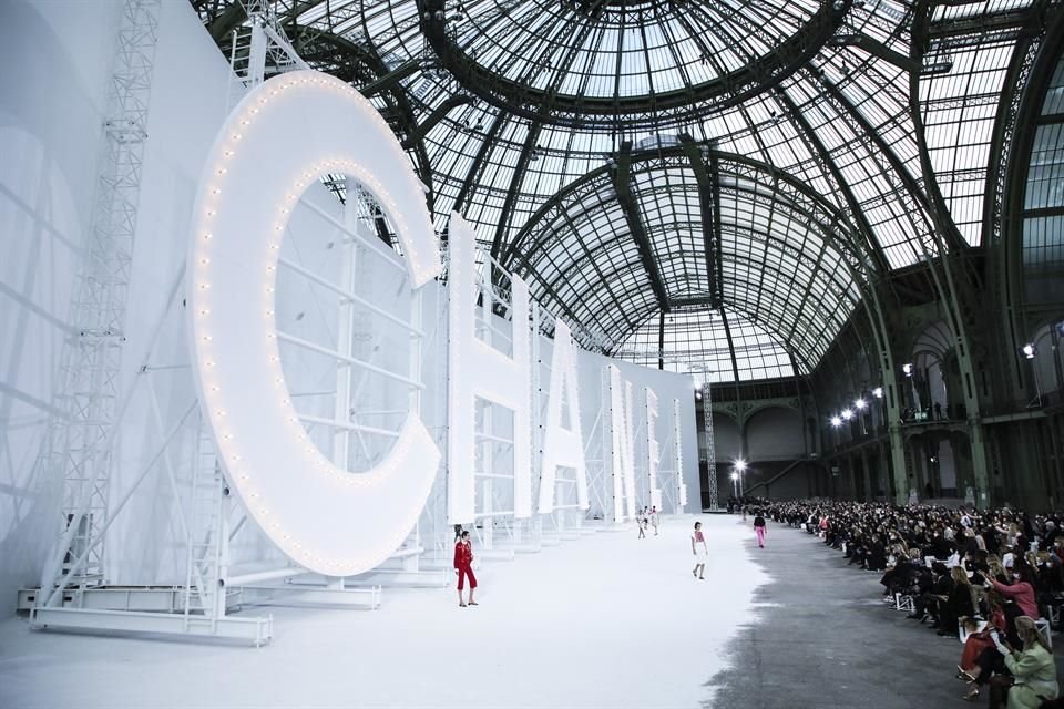 Chanel presentó su nueva colección en la Semana de la Moda de París, la cual está inspirada en el estilo de las grandes estrellas de la época de oro de Hollywood.